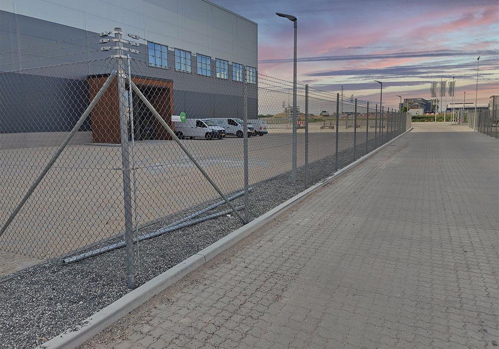 Fletvævshegn langs logistikhal